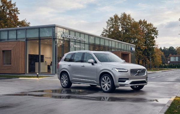 Volvo XC90 parkiran pred autosalonom
