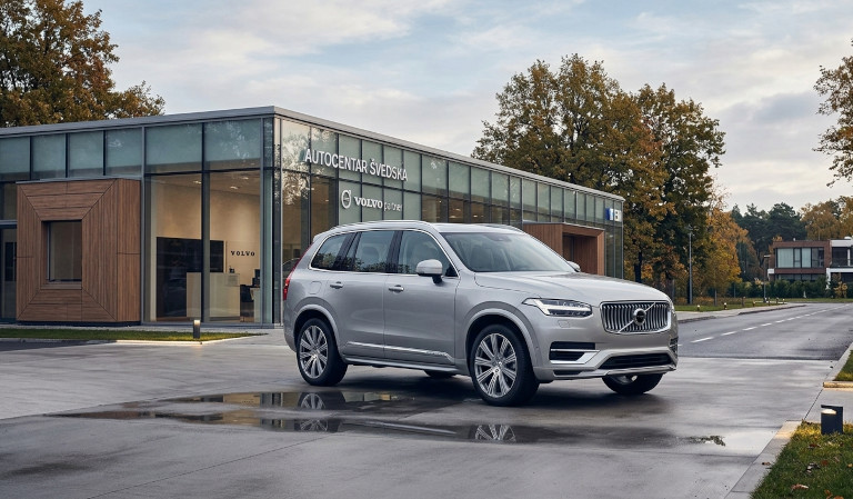 Volvo XC90 parkiran pred autosalonom