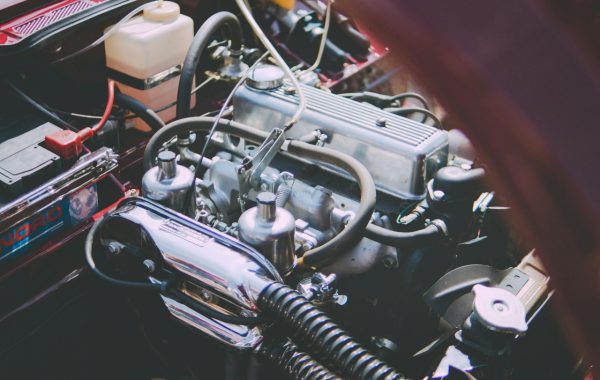 Naslovna slika starog motora ispod podignute haube automobila