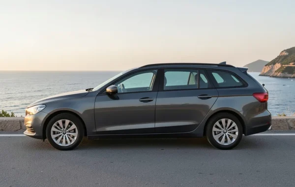 Tamnosivi Audi A4 Avant u vožnji jadranskom magistralom