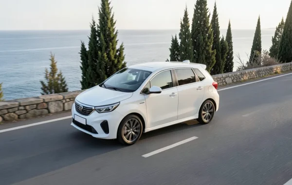 Bijeli BMW 2 Active Tourer F45 parkiran u mirnoj ulici primorskog gradića