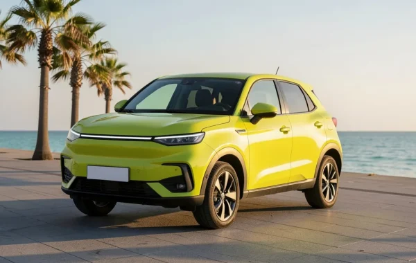 Žutozeleni Hyundai Kona prve generacije parkiran na obalnoj šetnici