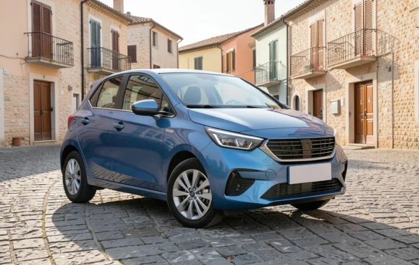 Plavi Renault Megane četvrte generacije na kamenom trgu primorskog gradića